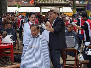 Ribut soal Jokowi Cukur Rambut di Garut Ribut soal Jokowi Cukur Rambut di Garut
