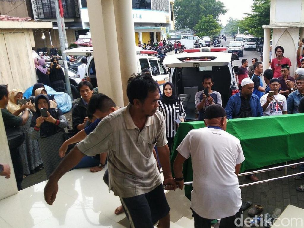 4 Orang Sekeluarga Tewas Dihantam Truk di Tanjakan Gentong 4 Orang Sekeluarga Tewas Dihantam Truk di Tanjakan Gentong