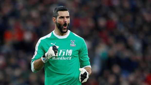 Blunder Julian Speroni membuat timnya tertinggal 2-3 dari Liverpool. (