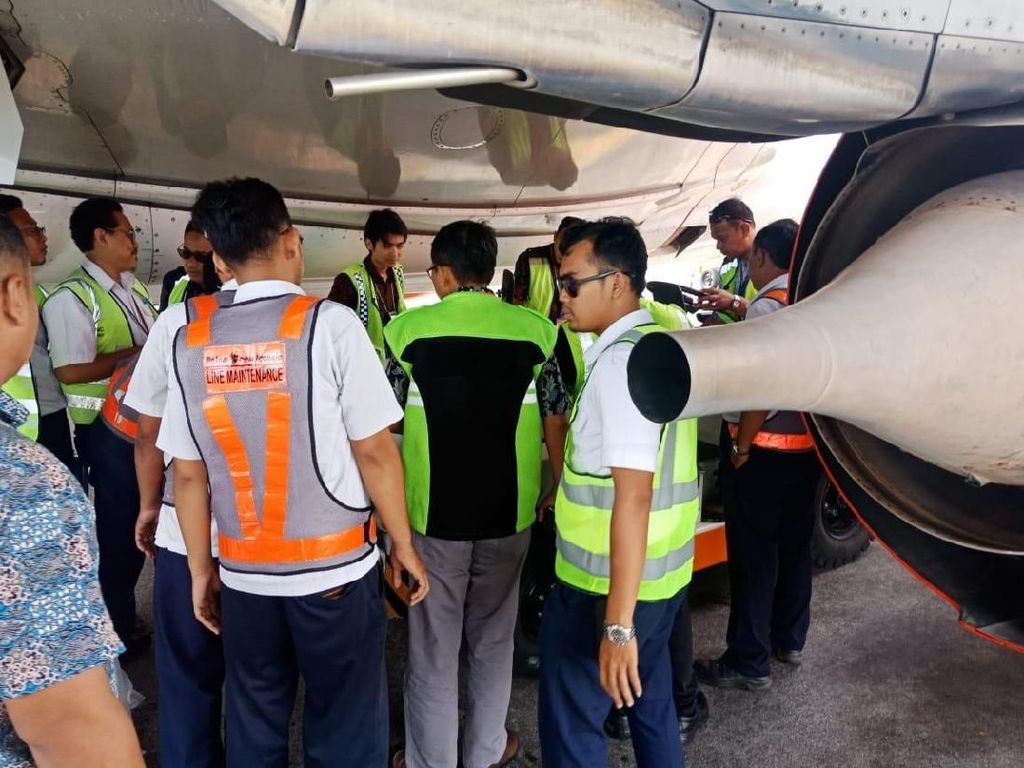 Updated! Mobil Penarik Bagasi Tabrak Roda Pesawat Lion Air Updated! Mobil Penarik Bagasi Tabrak Roda Pesawat Lion Air