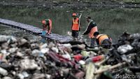 Aksi Petugas Bersih-bersih Sampah di Kanal Banjir Timur