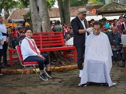 Pak Jokowi Anteng Banget Potong Rambut di Tukang Cukur Asgar