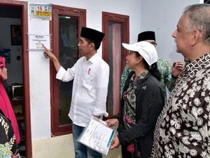 Jokowi Cek Sambungan Listrik Gratis di Gang Sempit Garut