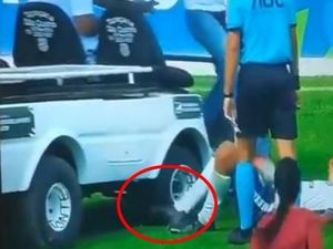 Bikin Panik! Mobil Paramedis Gilas Kaki Pemain Bola