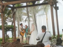 Manis dan Syahdu Nyanyian Randy Pangalila pada Istri di Altar