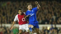 Emmanuel Petit menjadi bintang di Highbury saat memperkuat Arsenal. Dia lalu diboyong Barcelona tapi hanya bertahan semusim di sana. Petit pulang ke London, tapi kali ini untuk Chelsea. (Foto: Mike Hewitt/Getty Images)