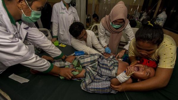 Foto: Puluhan Pengungsi di Palu Keracunan Makanan Bantuan Foto: Puluhan Pengungsi di Palu Keracunan Makanan Bantuan