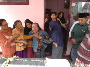 Pemakaman Pasutri Korban Kesetrum Diwarnai Isak Tangis