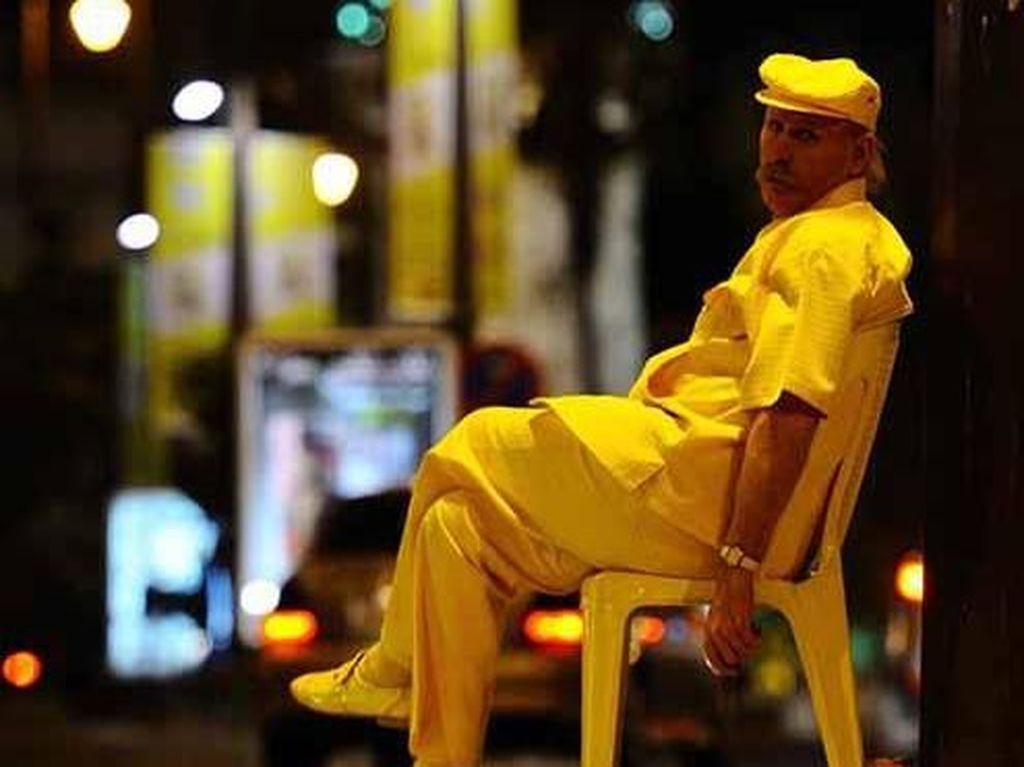 Pria Ini Pakai Baju Serba Kuning Selama 35 Tahun, Alasannya Bikin Haru Pria Ini Pakai Baju Serba Kuning Selama 35 Tahun, Alasannya Bikin Haru