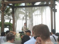 Berjalan ke Altar Pernikahan, Randy Pangalila Asyik Berjoget