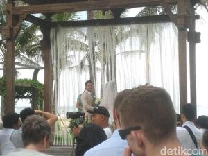 Berjalan ke Altar Pernikahan, Randy Pangalila Asyik Berjoget Berjalan ke Altar Pernikahan, Randy Pangalila Asyik Berjoget