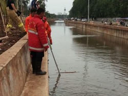 Diamankan Dinsos, Orang Gangguan Jiwa Lompat ke Kali Sunter