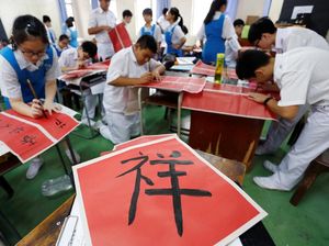 Antusias Guru dan Murid di Malaysia Membuat kaligrafi Sambut Imlek