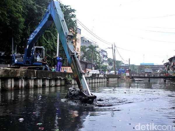 Lumpur Kali Tanjung Selor Dikeruk untuk Antisipasi Banjir
