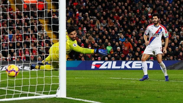 Tandukan James Tomkins taklukkan Alisson Becker. (
