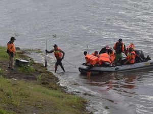 Foto: Evakuasi Warga yang Terisolir Akibat Longsor di Bukit Abang Bangli