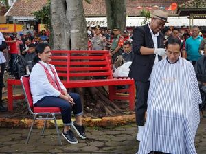 Didampingi Iriana, Jokowi Potong Rambut di Tukang Cukur Asgar