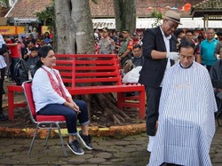 Didampingi Iriana, Jokowi Potong Rambut di Tukang Cukur Asgar