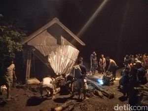 Cerita Korban Selamat Banjir Bandang Mojokerto yang Terseret Arus