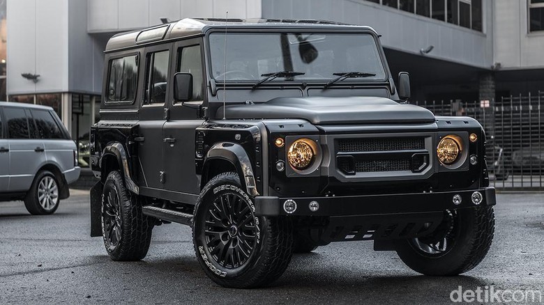 Chelsea Truck Company Luxury Volcanic Rock Over Gloss Black Defender. Foto: Kahn Design