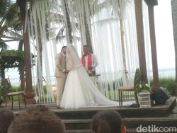 Randy Pangalila Resmi Persunting Bule Cantik Asal Kanada
