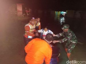 Cimanuk Meluap, Ratusan Warga Garut Nginap di Tenda Darurat
