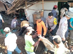 Polisi Bantu Korban Banjir dan Tanah Longsor di Mojokerto