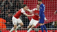 Gempuran serangan Arsenal tak mampu diredam Chelsea. Sebelum babak pertama berakhir, Arsenal kembali menjebol gawang Si Biru lewat sundulan Laurent Koscielny untuk memperbesar keunggulan. Foto: Reuters