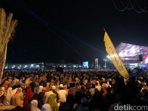 Hadiri Peringatan Maulid Nabi, Jokowi Sapa Jemaah Al Baghdadi di Karawang