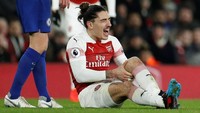 Nasib nahas dialami bek kanan Arsenal Hector Bellerin. Di tengah-tengah pertandingan, Bellerin mengalami cedera lutut ketika hendak merebut bola dari Marcos Alonso. Foto: Reuters