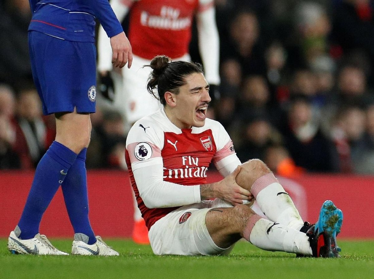 Hector Bellerin mengalami cedera lutut dalam kemenangan Arsenal atas Chelsea 2-0. Foto: John Sibley/Action Images via Reuters