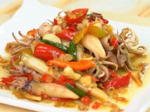 Resep Sambal Jambal Cumi, Jadikan Makan Siang Terasa Spesial