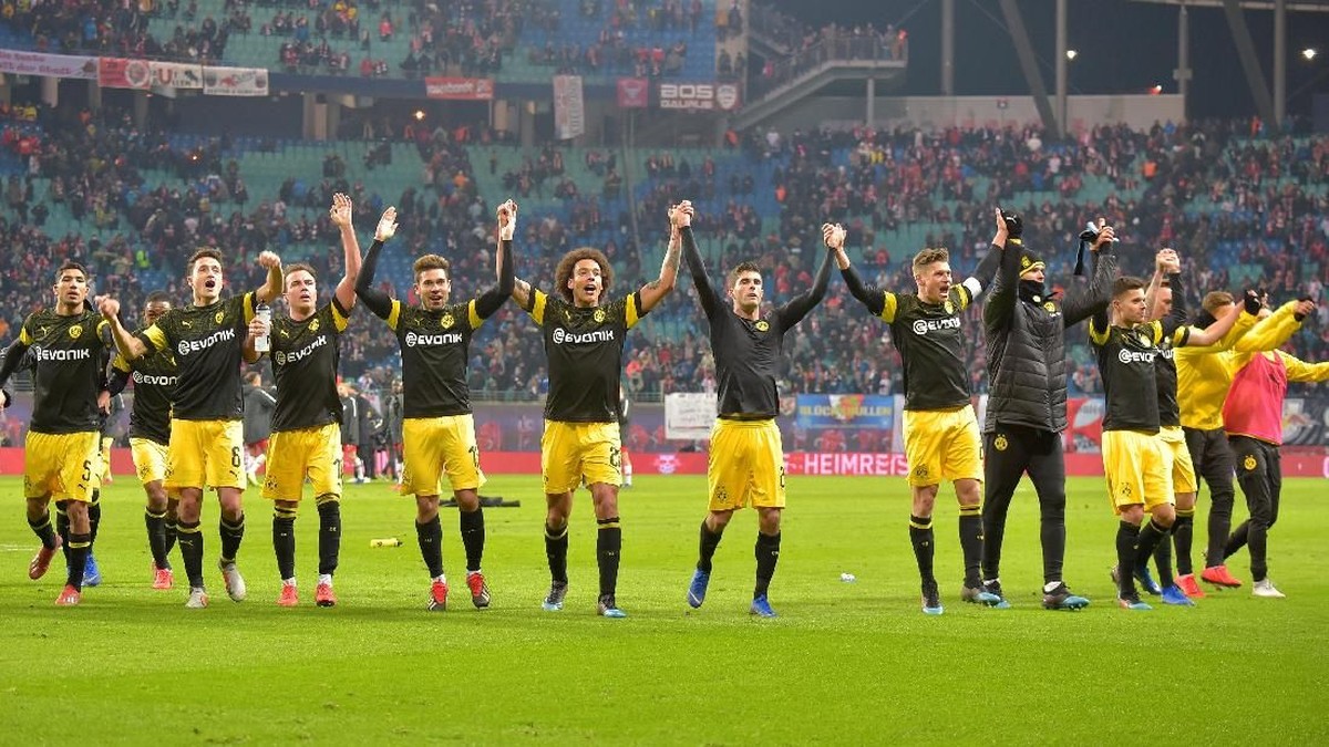 Borussia Dortmund merayakan kemenangan di kandang RB Leipzig. (Foto: Matthias Rietschel/Reuters)
