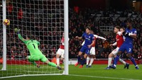 Saat laga baru berjalan 14 menit, Arsenal membuka keunggulan atas Chelsea. Alexandre Lacazette menjebol gawang yang dijaga Kepa Arrizabalaga untuk membawa tim tuan rumah memimpin 1-0. Foto: Reuters