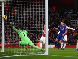 Saat laga baru berjalan 14 menit, Arsenal membuka keunggulan atas Chelsea. Alexandre Lacazette menjebol gawang yang dijaga Kepa Arrizabalaga untuk membawa tim tuan rumah memimpin 1-0. Foto: Reuters