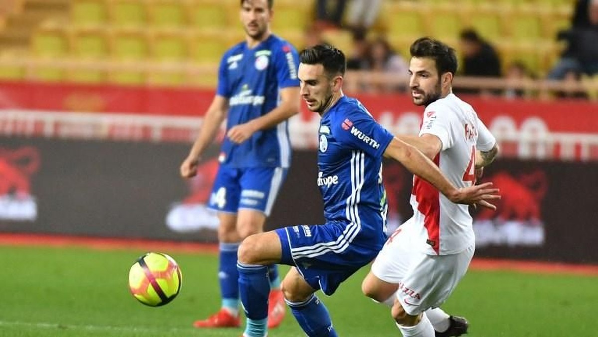 Cesc Fabregas menelan kekalahan 1-5 di laga kandang perdananya bersama AS Monaco. (Foto: Yann Coatsaliou/AFP)