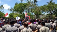 Petugas keamanan bersiaga menjaga massa demonstrasi. Dalam kongres PSSI sendiri, Edy Rahmayadi memutuskan mundur sebagai ketua umum dan sementara digantikan Joko Driyono. (Foto: Randy Prasatya/detikSport)