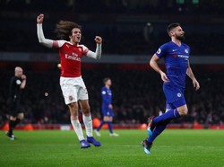 Matteo Guendouzi merayakan kemenangan Arsenal di akhir pertandingan. Kontras dengan ekspresi Olivier Giroud karena Chelsea kalah. Foto: Reuters
