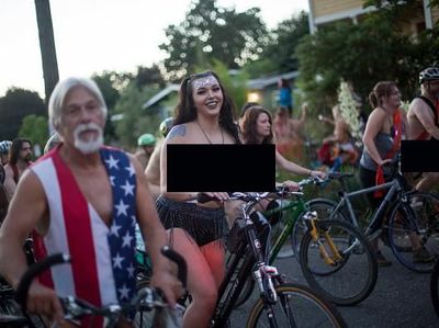Unik! Bersepeda dengan Telanjang di World Naked Bike Ride
