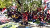 Para suporter beristirahat sambil menunggu gelarang Kongres PSSI. (Foto: Randy Prasatya/detikSport)