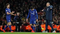 Manajer Chelsea Maurizio Sarri tidak bisa meredam amarahnya usai kekalahan dari Arsenal. Sarri tidak terima karena Chelsea gagal memperlihatkan perlawanan berarti. Foto: Reuters