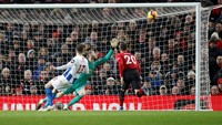 Gawang MU bobol pada menit ke-72. Pascal Gross yang mencatatkan nama di papan skor untuk Brighton. (Foto: Carl Recine/Action Images via Reuters)