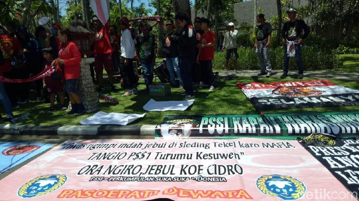 Suporter minta PSSI jangan tidur terus. (Randy Prasatya/detikSport)