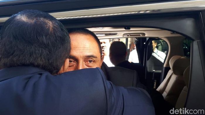 Edy Rahmayadi meninggalkan hotel Sofitel usai menyatakan mundur sebagai Ketum PSSI. (Randy Prasatya/detikSport) Edy Rahmayadi meninggalkan hotel Sofitel usai menyatakan mundur sebagai Ketum PSSI. (Randy Prasatya/detikSport)