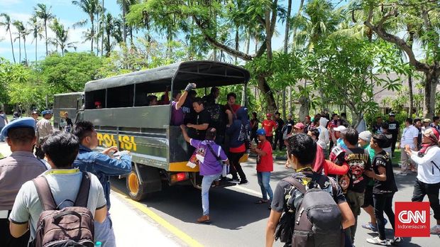 Demo suporter pada acara Kongres PSSI di Bali. (
