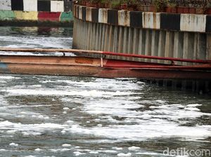 Lagi, Ada Penampakan Busa di Kali Item Lagi, Ada Penampakan Busa di Kali Item