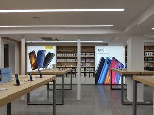 Cuaca Dingin, Warga Paris Sabar Antre di Toko Baru Xiaomi