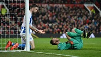 Kiper MU, David De Gea, dipaksa bekerja lebih keras. Dia sampai berbenturan dengan pemain lawan saat duel udara. (Foto: Peter Powell/Reuters)