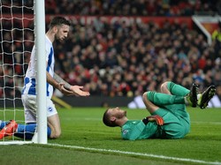 Kiper MU, David De Gea, dipaksa bekerja lebih keras. Dia sampai berbenturan dengan pemain lawan saat duel udara. (Foto: Peter Powell/Reuters)