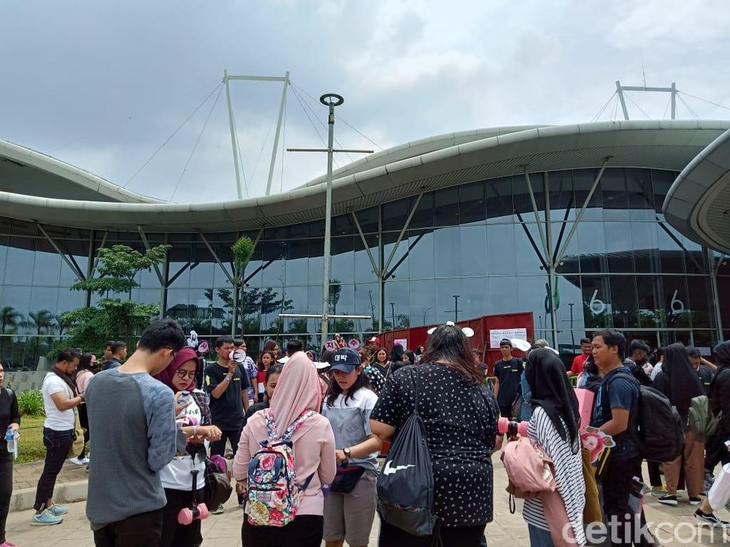 Ramai Pedagang Jual Pernak-pernik K-Pop di Konser BLACKPINK Ramai Pedagang Jual Pernak-pernik K-Pop di Konser BLACKPINK
